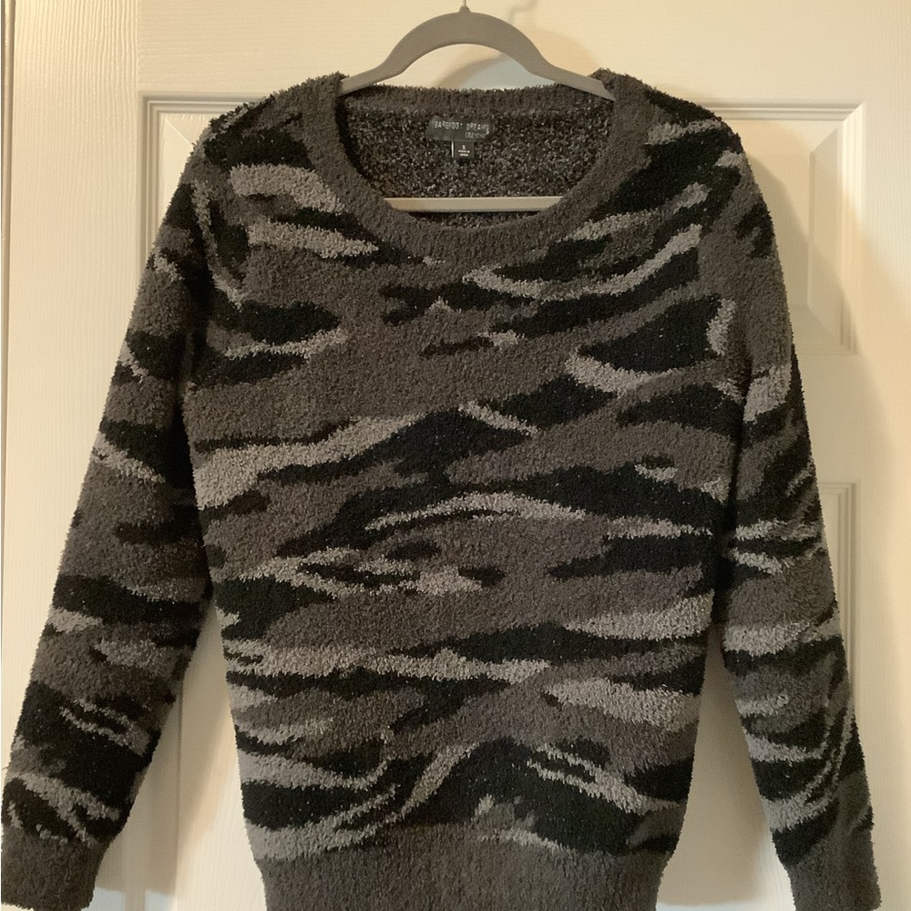 Barefoot Dreams Charcoal and Black Camo Patterned Crewneck Pullover Size Small